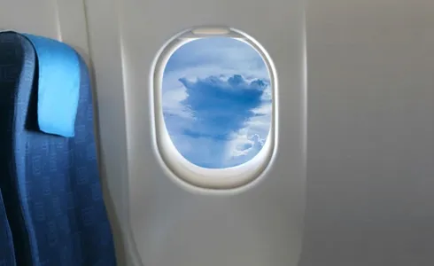 لماذا لا تكون نوافذ الطائرات بشكل مربع ؟
